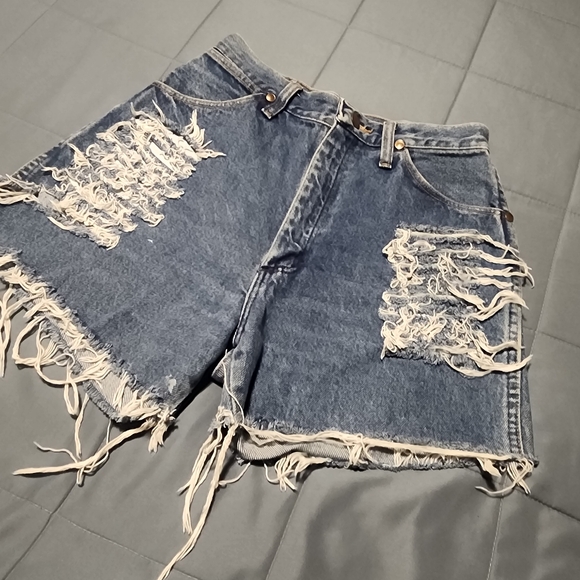 Wrangler  Destressed Shorts - Picture 3 of 5